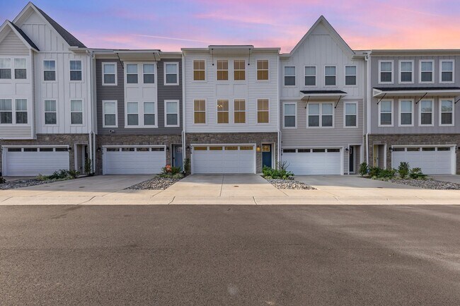 Building Photo - New Price – Move-In Ready 4BR / 4BA Townho...