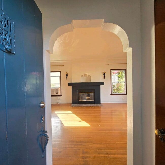 Building Photo - Large Fairfax area Lower Duplex