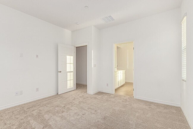 Building Photo - 2023 built townhome