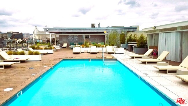 Building Photo - 530 S Hewitt St