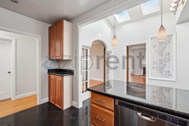 Building Photo - 16 Dunsmuir St