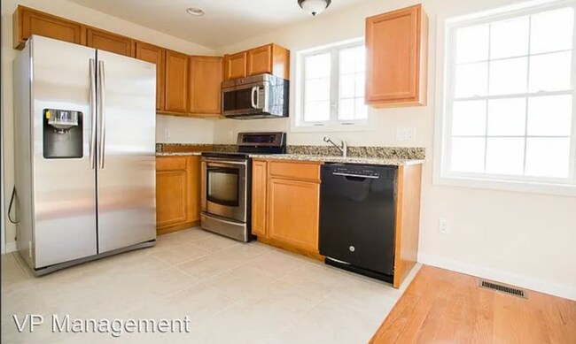 Building Photo - 463 Springfield St