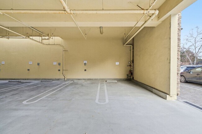 Building Photo - Gorgeous & Modern Los Altos Condo