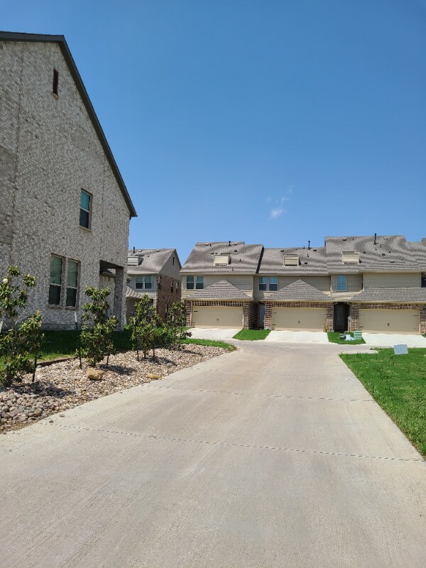 Building Photo - 6820 Meadow Crest Dr