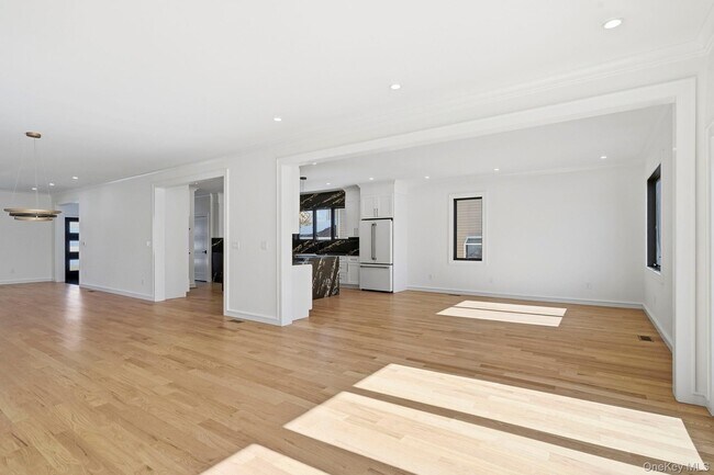 Building Photo - 31 Gedney Way