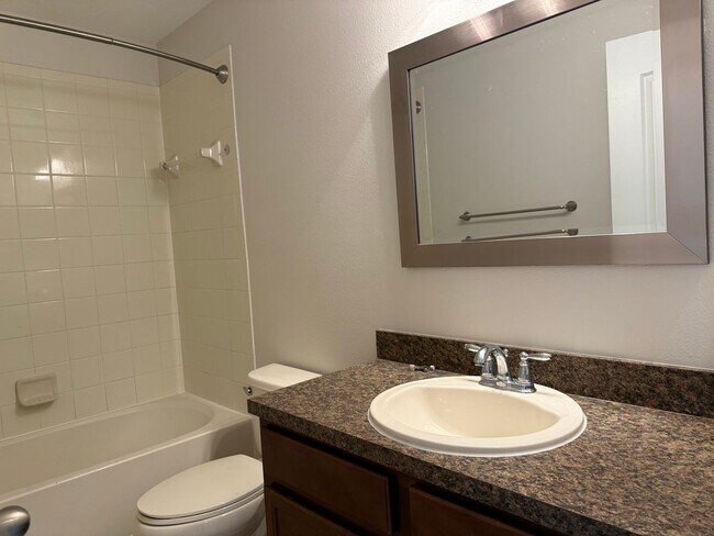Building Photo - Come and Experience This Townhouse