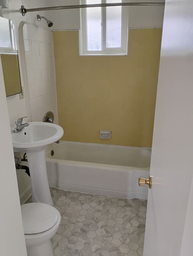 Building Photo - 18924-18934 Gault Street