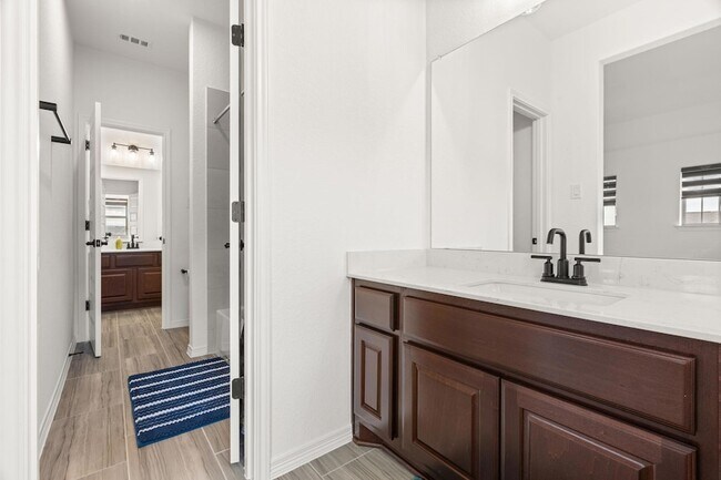 Building Photo - 372 Hollister Dr
