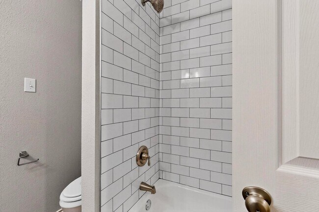 Building Photo - Stylish Upstairs Corner Unit Near Lake Ray Hubbard