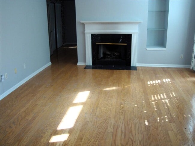 Building Photo - 220 Renaissance Pkwy NE