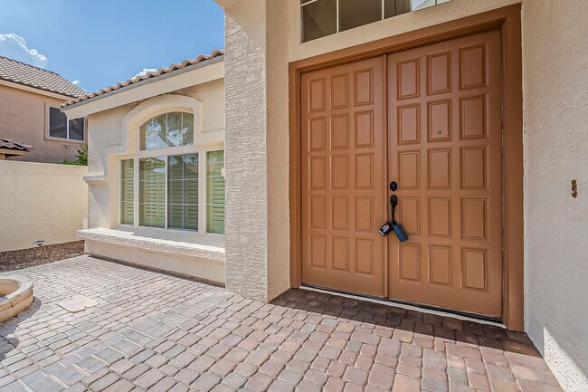 Building Photo - Welcome to your private Oasis!!