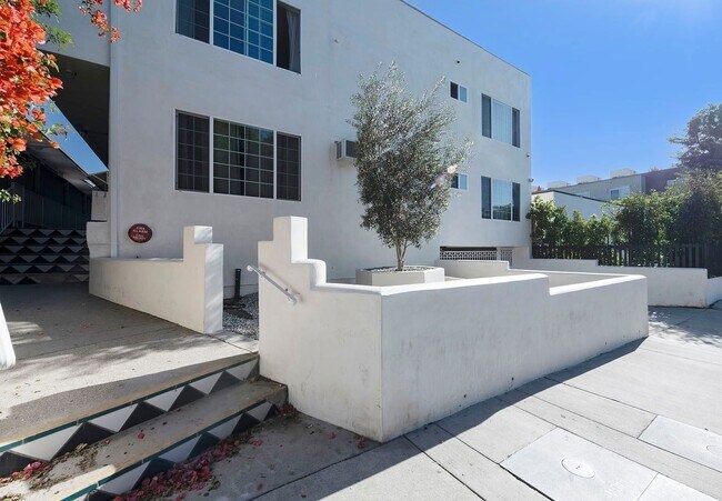 Building Photo - 1008 N Stanley Ave