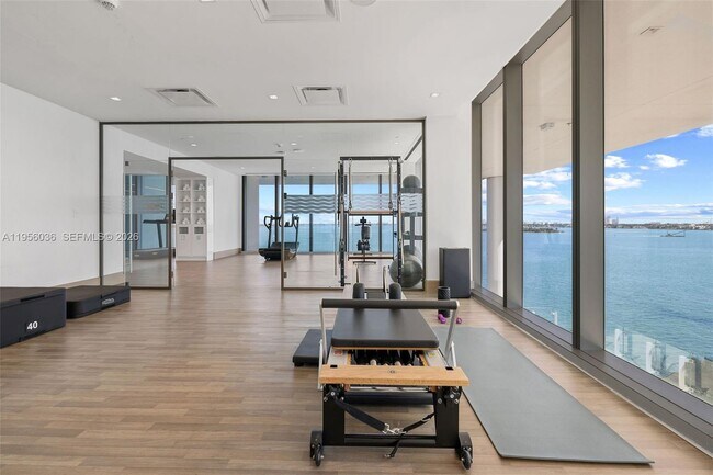 Building Photo - 700 NE 26th Terrace