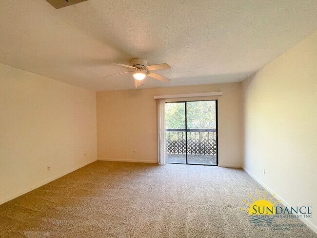 Building Photo - Great Centrally Located 2 Bedroom Townhous...