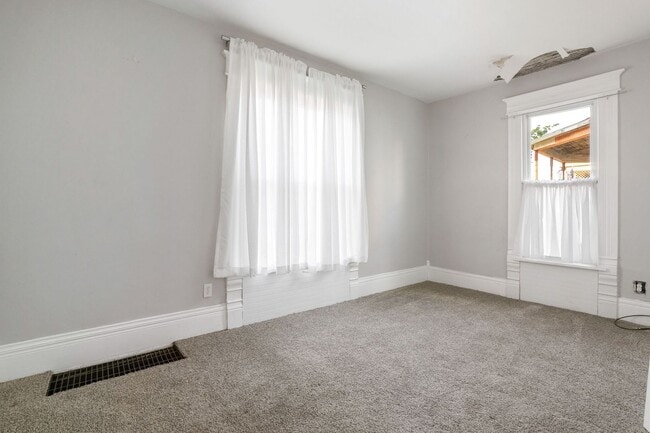 Building Photo - 4 BED/1 BATH IN NEWARK