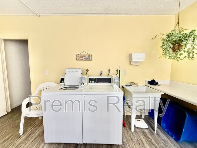 Building Photo - 1235 S Highland Ave