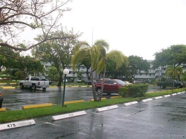 Building Photo - 115 Royal Park Dr