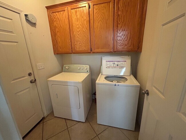 Building Photo - 2614 W Oakridge Ave