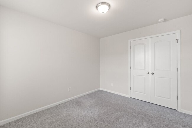 Building Photo - Like-New Townhome in Pristine, Move-In Ready Condition