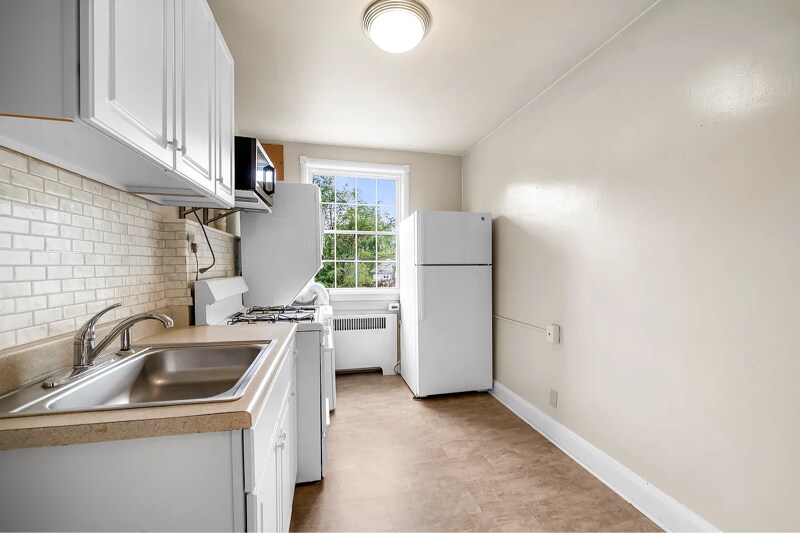 Building Photo - 205 Westowne Rd