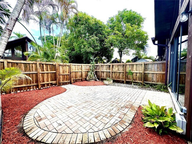 Building Photo - 497 N University Dr