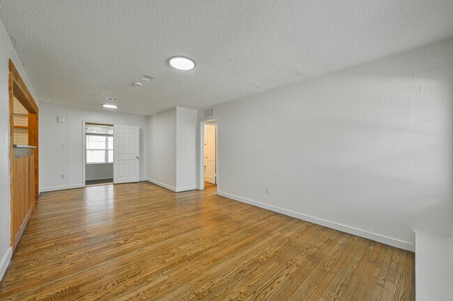 Building Photo - 713 NE 34th Terrace