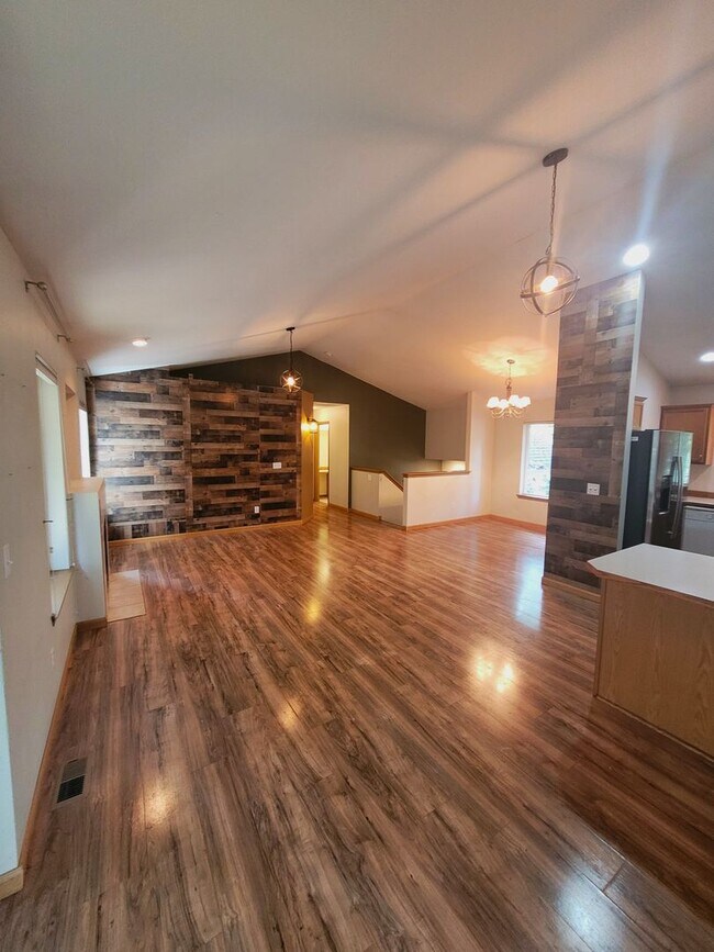 Building Photo - Spacious 3 Bedroom Home with Garage