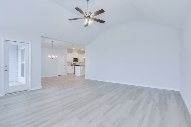 Building Photo - Like New Home - 4 Bed 3 Bath