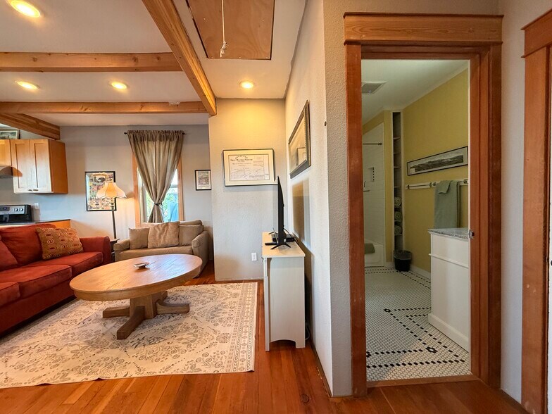 Building Photo - 215-1/2 N Emmett