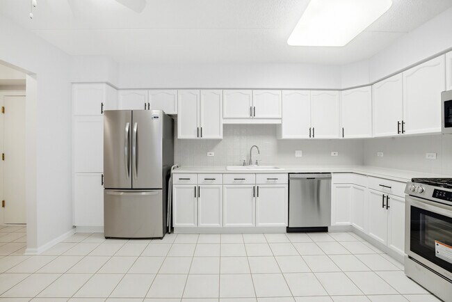 Building Photo - 650 S River Rd