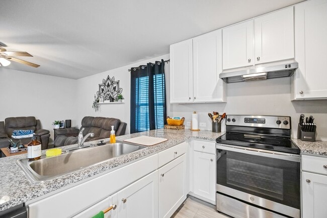 Building Photo - 5706 Elm Valley Dr