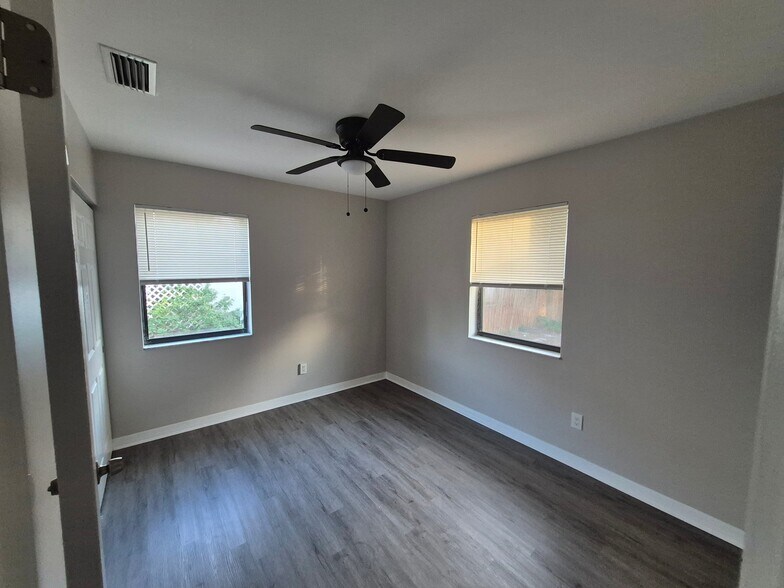 Building Photo - 7071 Holiday Dr