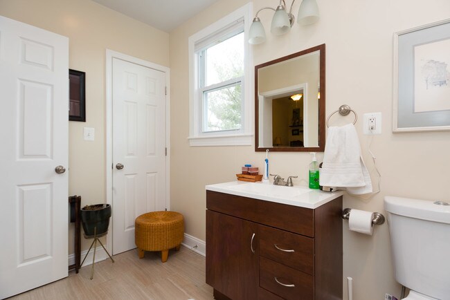 Building Photo - 1319 Corbin Pl NE