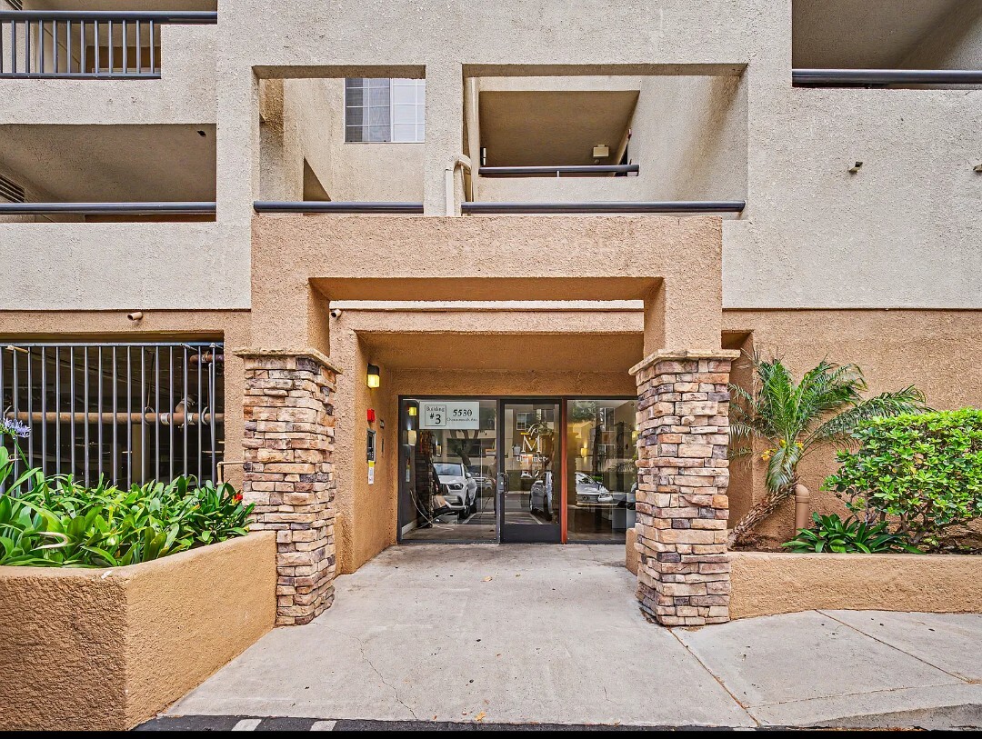Building Photo - 5530 Owensmouth Ave