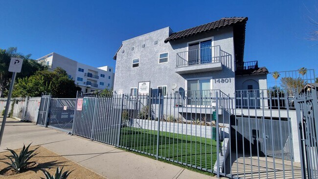 Building Photo - 14801 Delano St