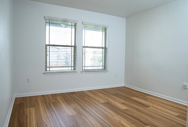 Building Photo - 110 Kingfisher Ln