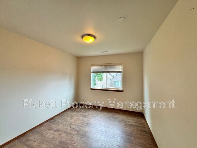 Building Photo - 2402 Seringa Ave