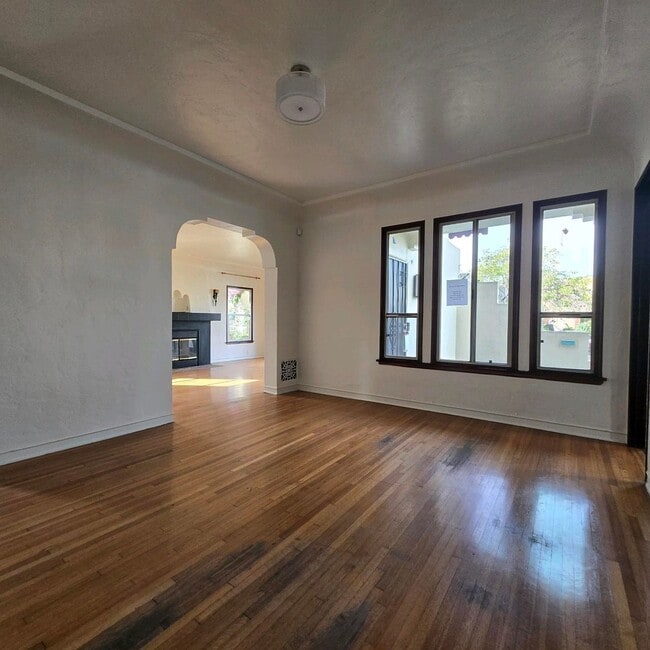 Building Photo - Large Fairfax area Lower Duplex