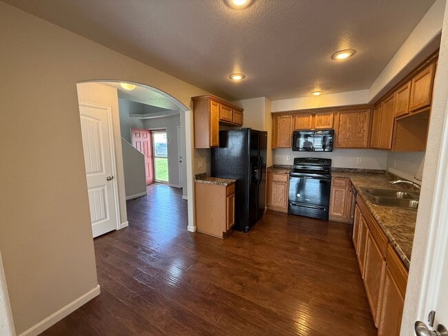 Building Photo - 4 Bedroom, 3.5 Bathroom Townhome in Cheyen...