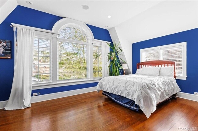 Building Photo - 47 Greenacres Ave