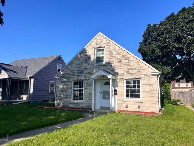 Building Photo - 3 Bedroom 1 Bathroom Single Family Available