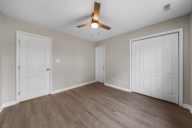 Building Photo - 111 Henley Pl