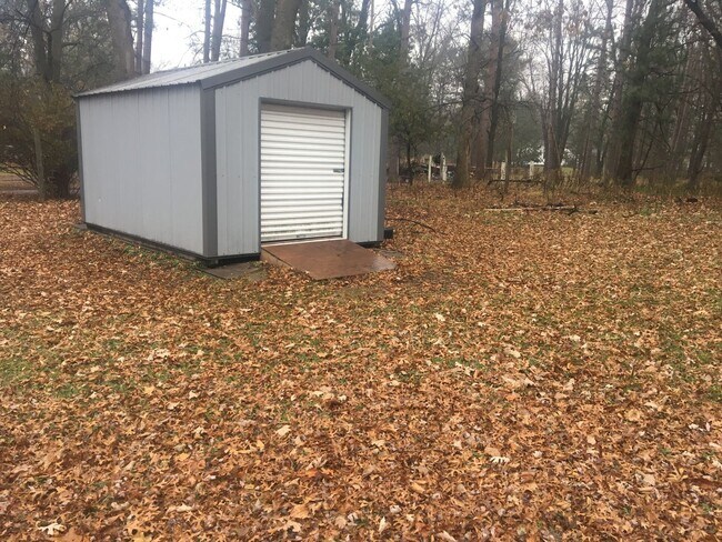 Building Photo - 3320 Riverview Dr