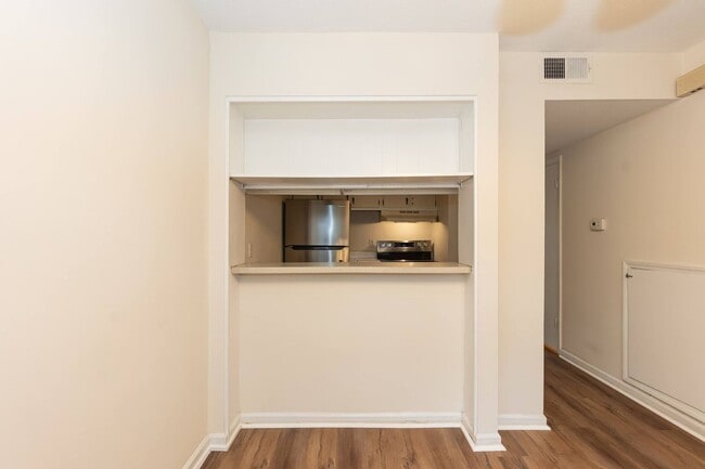 Building Photo - 718 Shawnee Dr