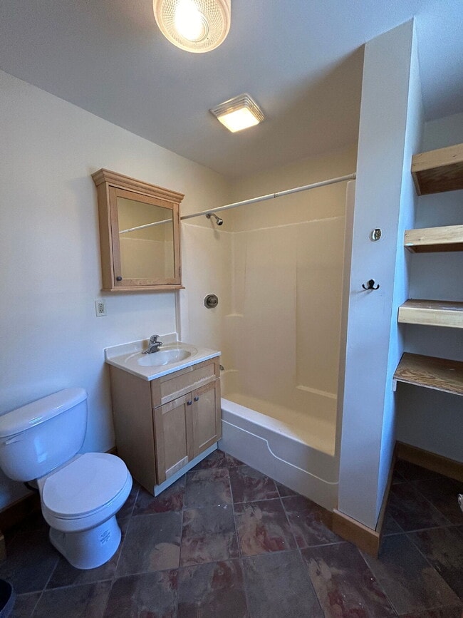 Building Photo - 3 Bedroom, 1 Bathroom Duplex