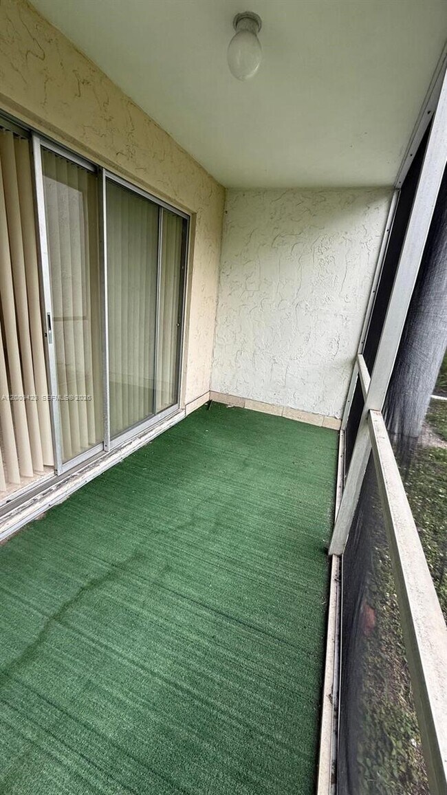 Building Photo - 3774 Inverrary Blvd