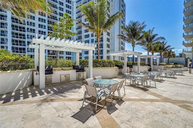 Building Photo - 3101 S Ocean Dr