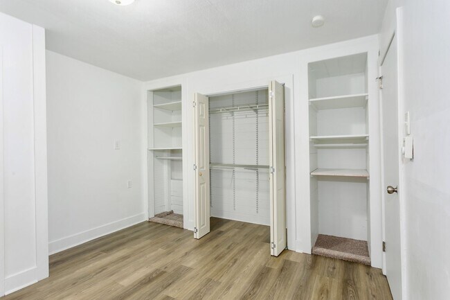 Building Photo - 2BR Upstairs Unit with Mountain Views & Private Yard – Tacoma Living at Its Best