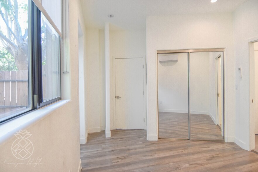 Building Photo - 905 Parkman Ave