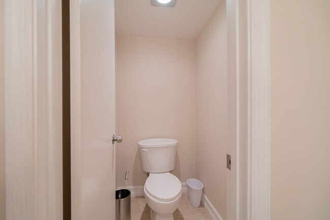 Building Photo - 11355 Pond View Dr